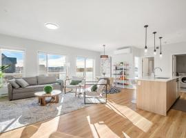 Large Open Concept Luxury Apartment with AC, 70" Smart TV with Netflix, Free Underground Parking & More, hotel em Calgary