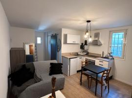 Studio sur un domaine d'oliviers、Solliès-Toucasのホテル