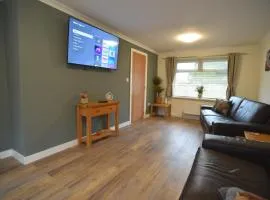 3 Bedrooms, Spacious, off road parking, Minimum 2 Nights