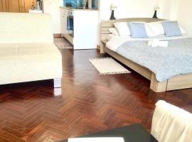 Cozy Carcavelos Beach-NOVA SBE, hotel in Carcavelos