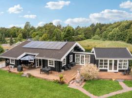 Nice Home In Højby With Wifi, hotel v destinaci Højby