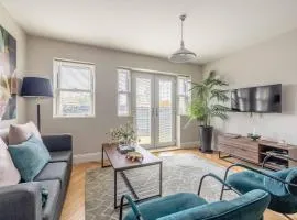 Modern 2 Bed Oasis - Private parking & Garden