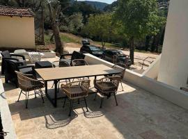 Appartement Chaleureux Sollies, hotel v destinaci Solliès-Toucas