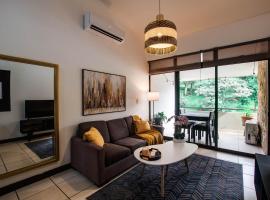 CR MARIPOSA RENTALS Mountain view near pool, hotel with hot tubs in Santa Ana