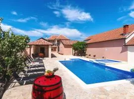 Atraktivna Villa Lana s dva bazena