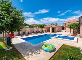 Atraktivna Villa Lana s dva bazena, hotel en Dušić
