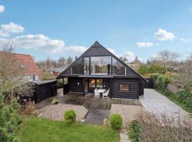 3 Bedroom Beautiful Home In Sydals, Hotel in Skovmose
