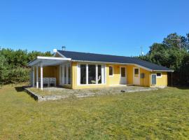 Gorgeous Home In Rødby With Kitchen โรงแรมในเวิดบี