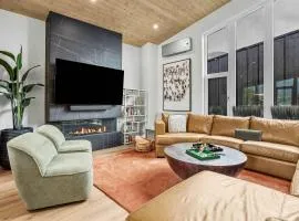 Scenic Views in a Luxurious Townhouse