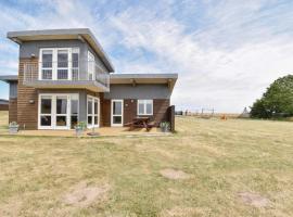 Four-Bedroom Holiday Home In Faaborg, hotel i Nabbe