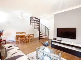 Cosy Wimbledon 4 Bed Home With Garden & Driveway Parking