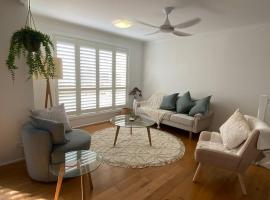 Walk to Moolooloola beach and pets welcome, ξενοδοχείο σε Mooloolaba