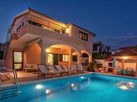 Sea Flower Beachfront Villa, hotel a Sevid