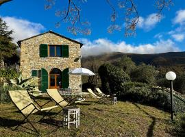 Panoramic Rural House With Garden, hotel v destinaci Chiusanico