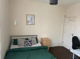 Double Room in Cv1 with en-suite bathroom