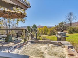 Cozy Mtn-View Chalet Less Than 2 Mi to Windham Slopes, hotel com banheiras de hidromassagem em Windham