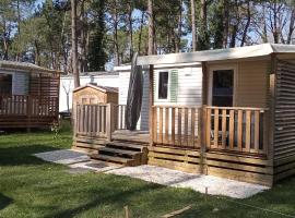 Mobil-home confort dans impasse boisée, Hotel in Camiers