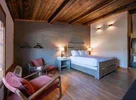 Cove Creek Lodge 206 Standard King Room