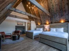 Cove Creek Lodge 207 Standard Double Queen Fireplace Room