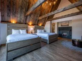 Cove Creek Lodge 210 Standard Double Queen Fireplace Room