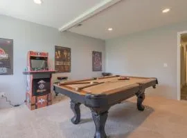Hot Tub, Views & Game Room - 20 min to Downtown Asheville!