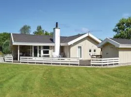 Three-Bedroom Holiday Home With A Fireplace In Melby