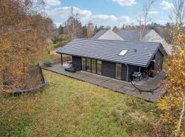 3 Bedroom Nice Home In Fårevejle, hotel in Fårevejle