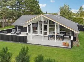 4 Bedroom Cozy Home In Væggerløse