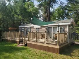 Hegerosa Shores Tiny Home, hotel u gradu Friendship