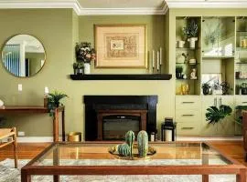 Trendy Glenora , Sleeps 10 , Downtown & River Valley adjacent , Jacuzzi tub!