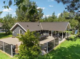 Lovely Home In Væggerløse With Kitchen, hotel a Bøtø By