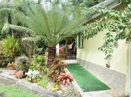 Gite d'Arles Bungalow "Ti Polo", hotel amb banyeres d'hidromassatge a Le Moule