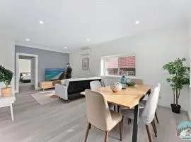 Stylish 4-Bed Loft in Manly Walk to Beach & Ferry