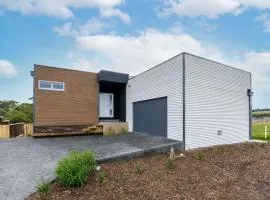 Newly built with WiFi & Healthclub, pool & gym access