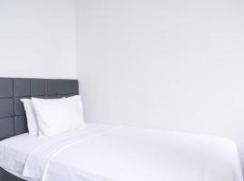 Cozy Living Studio Transpark Cibubur near Shopping Center Apartment By Travelio, ξενοδοχείο σε Depok