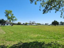 Modern 10 Acre Horse Ranch-Walk to Lake Ray Robert, hotel v destinaci Pilot Point