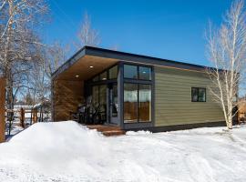 Luxury Modern Tiny Home in Downtown Fraser, domek nebo chatka v destinaci Fraser