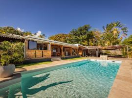 Villa Ô Pieds Nus 180m2 4 chambres piscine jardin tropical parking privé, hotel in Saint-Leu
