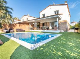 Jouvacations Villa Sun Pani, villa in Empuriabrava