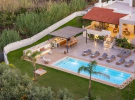Quiet Villa Aviana,garden, heated pool,BBQ,jacuzzi, hotel in Gerani Chanion