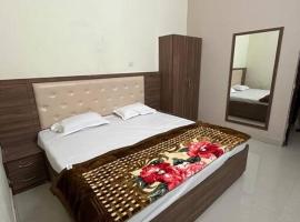Spacious home with serene vibes, Hotel in Prayagraj