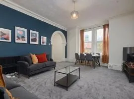 Large 4 bedroom flat close to city, street parking