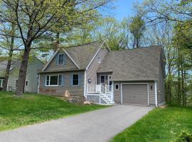 Ogunquit Beach Town Rental - Walk to town with your family and Fur baby, ξενοδοχείο σε Ogunquit