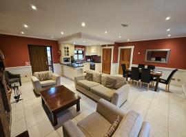 7 Clos Na Feirme Four Bedroom House With Hot Tub, kotedžas Golvėjuje