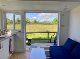 April Cottage Meadow Studio, hotel in Mere
