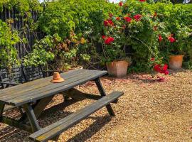 The Lodge - Uk44556, hotel di Plaistow