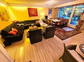 Winterberg Appartement 6 Pers Schwimmbad Sauna Ruheraum Freizeitabteilung Darts Tischtennis fussball Terrasse mit Riesem Garten im Wald nahe Stadmitte und Bikepark mit Fahrradlift Tennis Golfplatz Buchbarem Massages im Wellnessresort Der Brabander