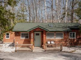 Cozy Birch Cabin Retreat -Mins to SisterBay Marina、シスター・ベイのシャレー
