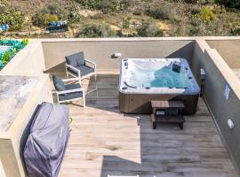 Stylish Duplex 3 Bedroom Jacuzzi, BBQ, Scenic Views, hotel con jacuzzi a Għajnsielem