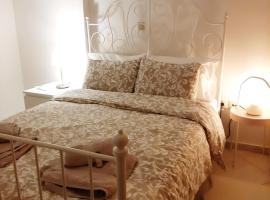Skyline Vista - Sea View Apartment with Free Parking, hotel a El Pireu